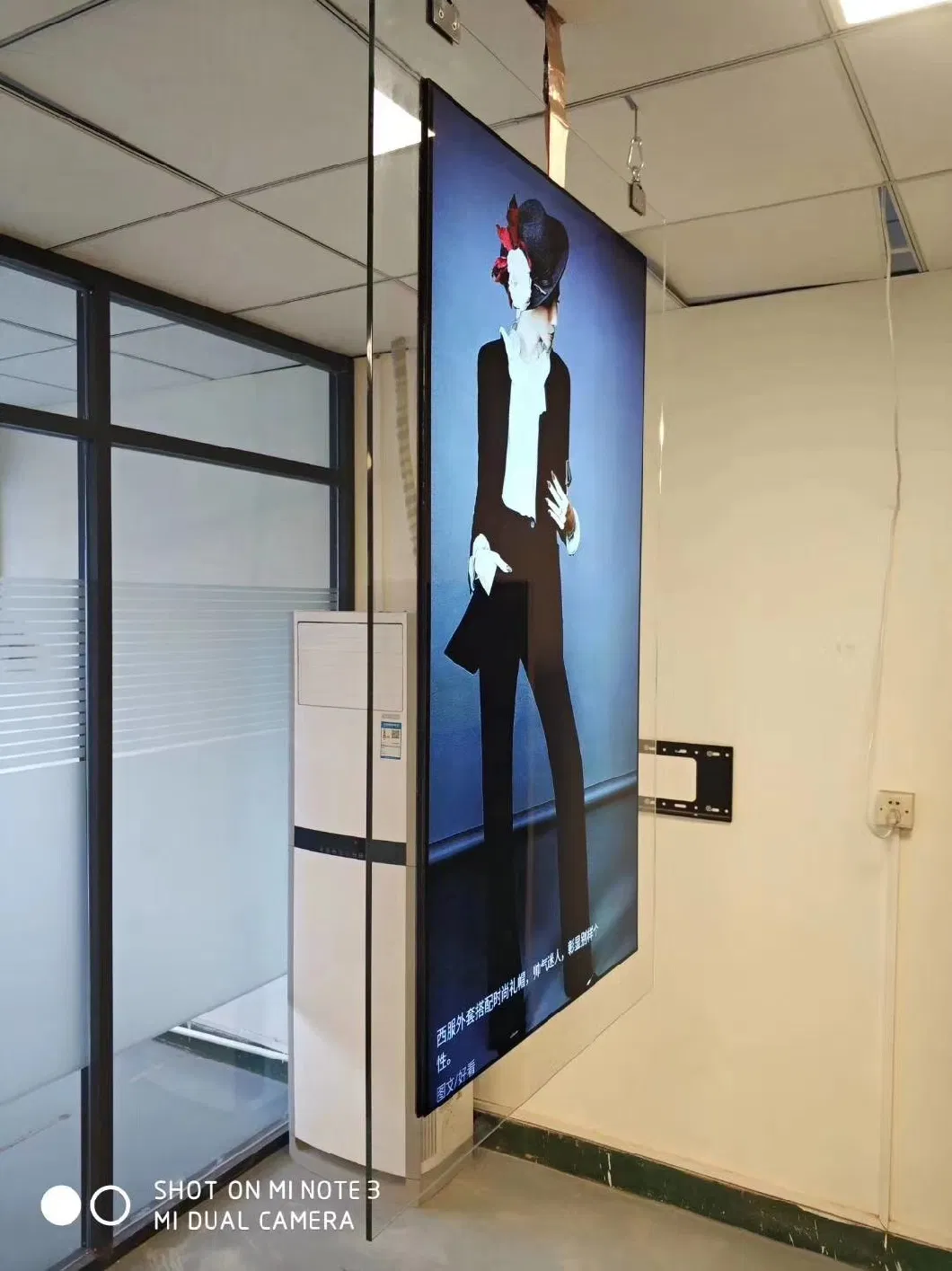 43 55in Hanging Display Screen Double Sided Ceiling Ultra Thin Transparent Display